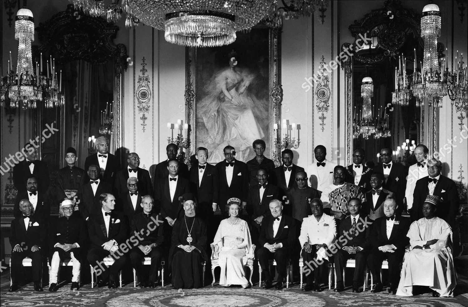 queen elizabeth ii with members of the commonwealth celebrating her silver jubilee buckingham palace london britain 1977 shutterstock editorial 375723a